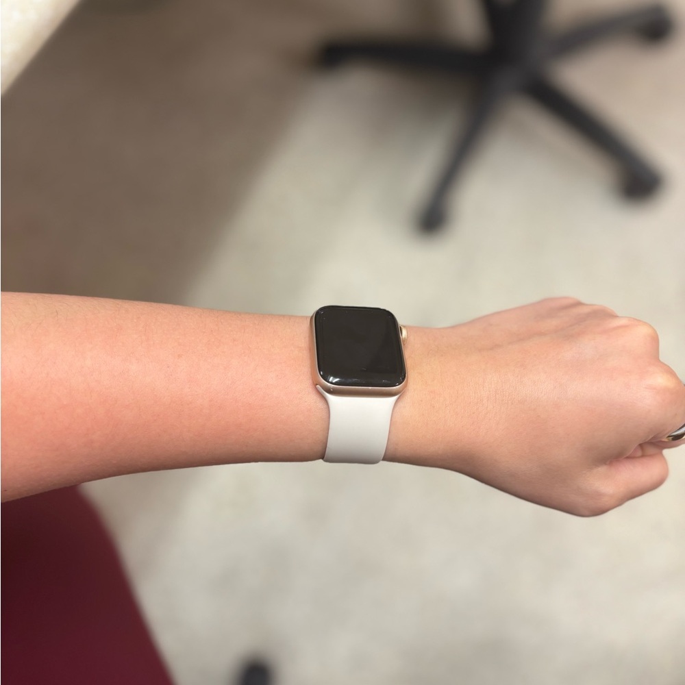 40mm Apple Watch SE